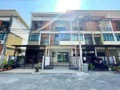 ขาย Townhome หมู่บ้านซิกเนเจอร์ 120 ตรม. 17 ตร.วา บ้าน Renovate พร้อมยื่นBank