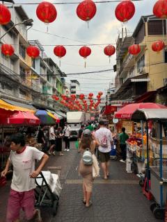 For rent: Building in a prime location in Sampeng. 出租：位于三聘黄金地段的建筑。ให้เช่าตึกทำเลทองสำเพ็ง ราคาพิเศษ 97,500 จองภายในสิ้นเดือนนี้ ทำเลดี ของถนนเยาวราช ตลาดเก่าเยาวราช ติดทั้ง สำเพ็ง และเยาวราช ทำเลดีมาก เหมาะกับขายของ คนเดินผ่านเยอะ-202502091645491739094349634.jpeg